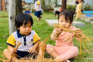 Việc kết hợp trò chơi dân gian vào dạy học giúp trẻ có nhiều cơ hội tiếp xúc với môi trường sống xung quanh, tránh xa các thiết bị công nghệ.