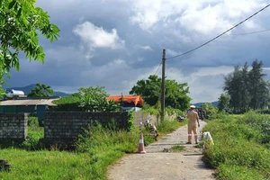 Lực lượng chức năng tiến hành bảo vệ hiện trường, điều tra nguyên nhân vụ việc.