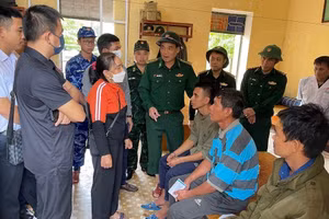 Lực lượng chức năng thăm hỏi 3 thuyền viên được cứu sống.