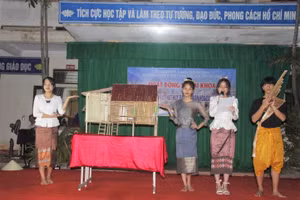 Học sinh quảng bá về bản sắc văn hóa của dân tộc mình tại hoạt động "Ngày hội giữ gìn và phát huy bản sắc văn hóa dân tộc thiểu số" do Trường THCS&THPT nội trú Hà Tĩnh tổ chức.