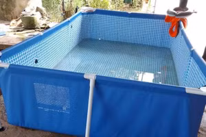 Bể bơi mua sẵn của gia đình cháu H.