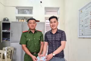 Anh Trần Hữu Phong trả lại số tài sản nhặt được cho anh Ngô Ngọc Thành.