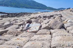 Nhiều điểm trên tuyến kè biển Cẩm Nhượng bị sạt lở nghiêm trọng.