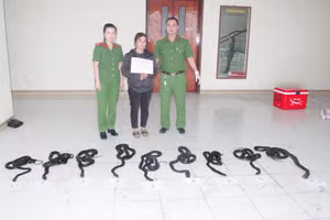 Nguyễn Thị Huyền cùng tang vật tại cơ quan điều tra.