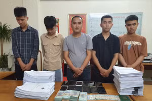 Các đối tượng cùng tang vật tại cơ quan điều tra.