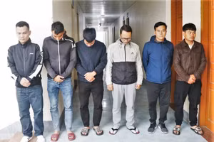 Các đối tượng liên quan đến đường dây cá độ bóng đá vừa bị Công an tỉnh Hà Tĩnh bắt giữ.