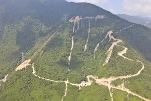 Nhiều diện tích núi đồi ở thị xã Kỳ Anh bị băm xẻ nham nhở.