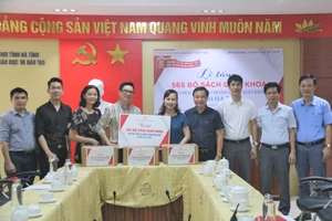 Đại diện Sở GD&ĐT Hà Tĩnh nhận sách trao tặng học sinh có hoàn cảnh khó khăn trên địa bàn từ Công ty Cổ phần Đầu tư và Phát triển Giáo dục Hà Nội. 