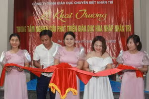 Đại biểu cắt băng khai trương Trung tâm Nghiên cứu phát triển Giáo dục hòa nhập Nhân Trí.