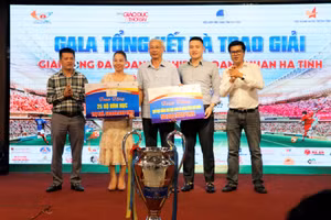 Ban tổ chức giải đấu trao quà đến đại diện Quỹ học bổng Hồng Lam.