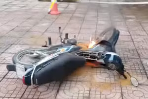 Chiếc xe máy bị bốc cháy do Tú châm lửa đốt.