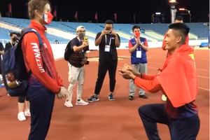 Màn cầu hôn gây "bão" của Nguyễn Tiến Trọng. Ảnh cắt từ clip.