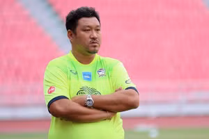 HLV Worrawoot Srimaka nguy cơ mất chức sau thành tích kém cỏi của U23 Thái Lan.