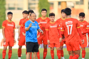 Tuyển Việt Nam tích cực tập luyện chuẩn bị cho trận gặp Úc và Trung Quốc.