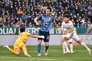 Nguyên Mạnh mắc sai lầm trong bàn thua của đội tuyển Việt Nam.