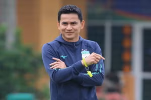 HLV Kiatisak trở về Thái Lan nghỉ ngơi sau khi kết thúc hành trình tại AFC Champions League.