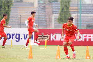 Huấn luyện viên Park Hang Seo liên tục bổ sung cầu thủ lên U23 Việt Nam.