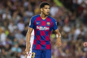 Hậu vệ Barca Ronald Araujo được MU theo đuổi