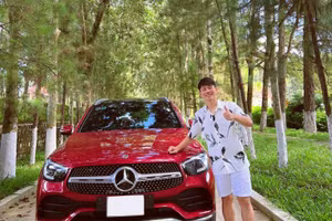 Minh Vương bên chiếc xe sang trị giá gần 2 tỷ đồng.