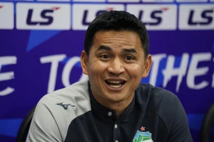 Huấn luyện viên Kiatisak tỏ ra khâm phục khẩu phục sau trận thua của Hoàng Anh Gia Lai trước Yokohama FC.