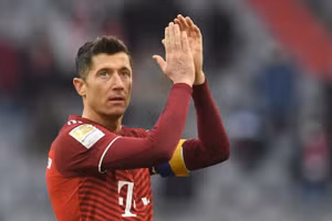 Tham vọng chiêu mộ Lewandowski của Barca gần như đổ vỡ. Ảnh: Reuters.