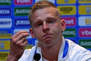 Zinchenko khóc trong buổi họp báo playoff World Cup.