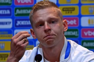 Zinchenko khóc trong buổi họp báo playoff World Cup.