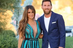 Vợ Messi muốn chồng quay trở lại thi đấu cho Barca trong thời gian tới