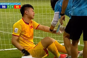 Mắc sai lầm dẫn đến bàn thua, Văn Toàn còn gặp chấn thương khá nặng.