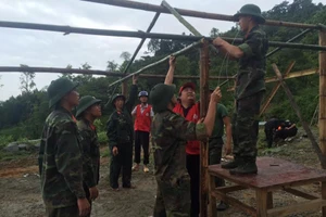 Huy động lực lượng tình nguyện viên tại chỗ làm lều lán tạm cho các hộ gia đình bị cuốn trôi và đổ sập nhà.