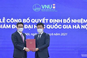 Phó Thủ tướng Vũ Đức Đam trao quyết định bổ nhiệm Giám đốc Đại học Quốc gia Hà Nội cho ông Lê Quân.