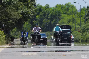 Nắng nóng gay gắt nên xuất hiện ảo ảnh có thể nhìn thấy bằng mắt thường.