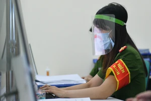 Thanh niên xung kích tại phòng Cảnh sát PCCC và CHCN (Dương Đình Nghệ - Cầu Giấy - Hà Nội) thực hiện làm thủ tục hành chính trong lĩnh vực PCCC cho người dân.