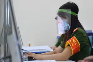 Thanh niên xung kích tại phòng Cảnh sát PCCC và CHCN (Dương Đình Nghệ - Cầu Giấy - Hà Nội) thực hiện làm thủ tục hành chính trong lĩnh vực PCCC cho người dân.