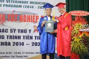 PGS-TS Lê Quang Thông- quyền Trưởng khoa Chăn nuôi thú y trao bằng tốt nghiệp cho Trần Trọng Kha