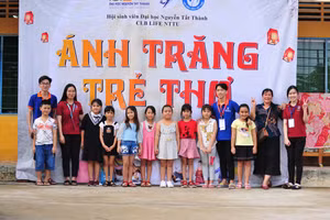 Nhiều phần quà và học bổng sinh viên Trường ĐH Nguyễn Tất Thành mang đến cho trẻ em nghèo các vùng miền đất nước