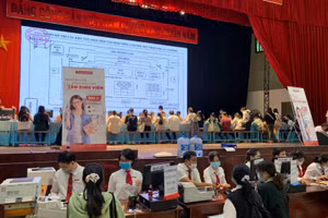 Rất đông sinh viên làm thủ tục nhập học sáng 16/10