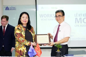 Bà Huỳnh Ngọc Thiện - Giám đốc Văn phòng đại diện CPA Australia phụ trách Khu vực phía Nam và PGS.TS. Nguyễn Ngọc Điện- Hiệu trưởng HSU cùng ký kết hợp tác