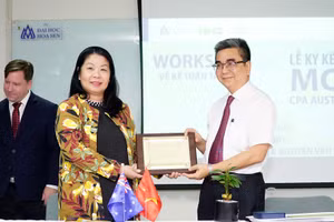 Bà Huỳnh Ngọc Thiện - Giám đốc Văn phòng đại diện CPA Australia phụ trách Khu vực phía Nam và PGS.TS. Nguyễn Ngọc Điện- Hiệu trưởng HSU cùng ký kết hợp tác