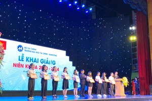 Các sinh viên có thành tích học tập tốt nhận học bổng trong lễ khai giảng năm học mới