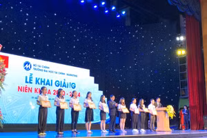 Các sinh viên có thành tích học tập tốt nhận học bổng trong lễ khai giảng năm học mới