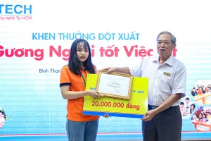 TS Kiều Tuân - Bí thư Đảng ủy, Chủ tịch Hội đồng Trường HUTECH trao bằng khen và học bổng cho Kiều Anh.