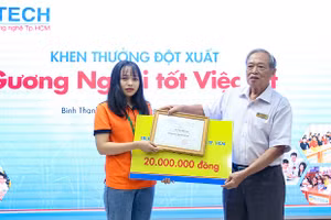 TS Kiều Tuân - Bí thư Đảng ủy, Chủ tịch Hội đồng Trường HUTECH trao bằng khen và học bổng cho Kiều Anh.