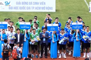 Các khách mời cùng Trưởng ban tổ chức giải Dương Vũ Lâm (giữa) phát động, khai mạc giải đấu 