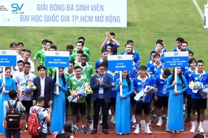 Các khách mời cùng Trưởng ban tổ chức giải Dương Vũ Lâm (giữa) phát động, khai mạc giải đấu 