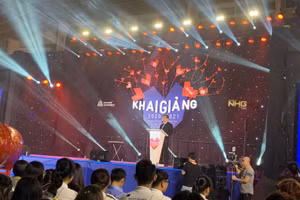 PGS TS Nguyễn Ngọc Điện-Hiệu trưởng Trường ĐH Hoa Sen phát biểu tại lễ khai giảng.