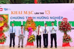 Đại diện Ban tổ chức nhận hoa chúc mừng từ đại diện Bộ GD&ĐT, sở GD&ĐT TPHCM và các trường