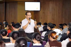 TS Nguyễn Thanh Nam – Giảng viên Khoa kinh tế và Quản trị chia sẻ tại hội thảo