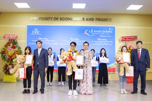 Ba thủ khoa đầu vào của UEF nhận học bổng 100% học phí năm học đầu tiên