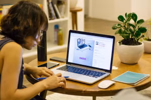 Một sinh viên đang học trực tuyến miễn phí trên nền tảng Coursera for Campus.